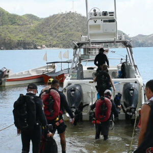 Llevando tanques y equipos a la lancha